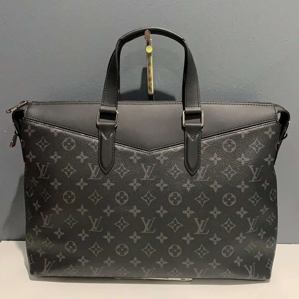 Louis Vuitton messenger
